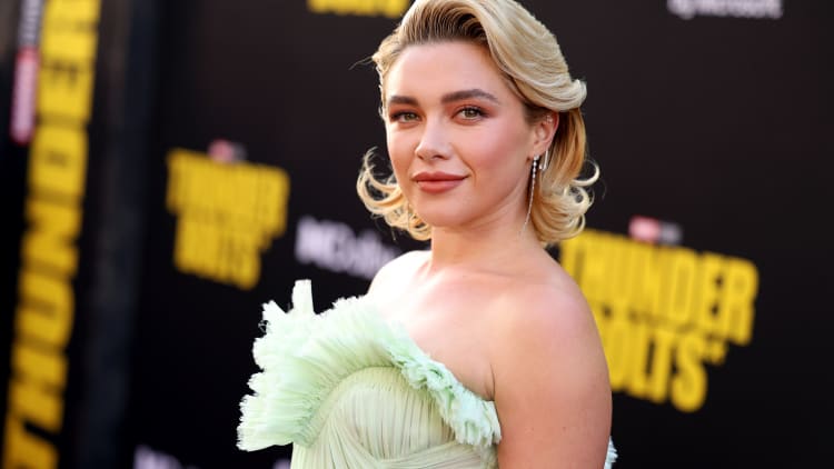 Qual a altura de Florence Pugh? Descubra e compare com outros famosos