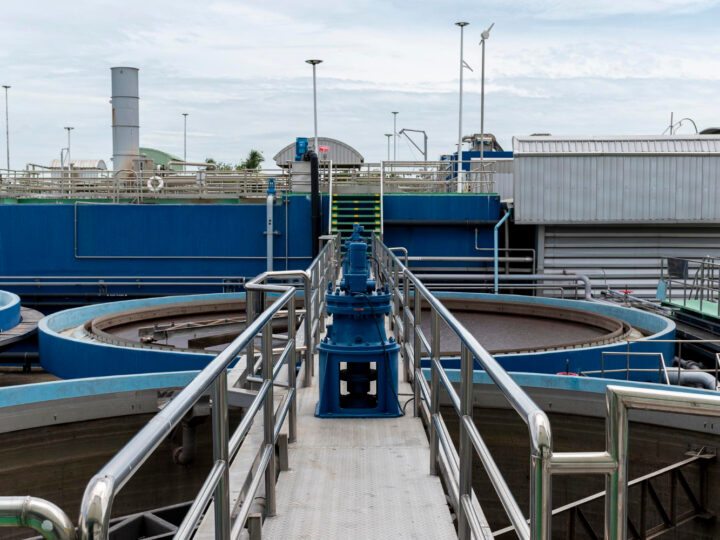 Estação de Tratamento de água para uso industrial: etapas, normas e impactos na produtividade