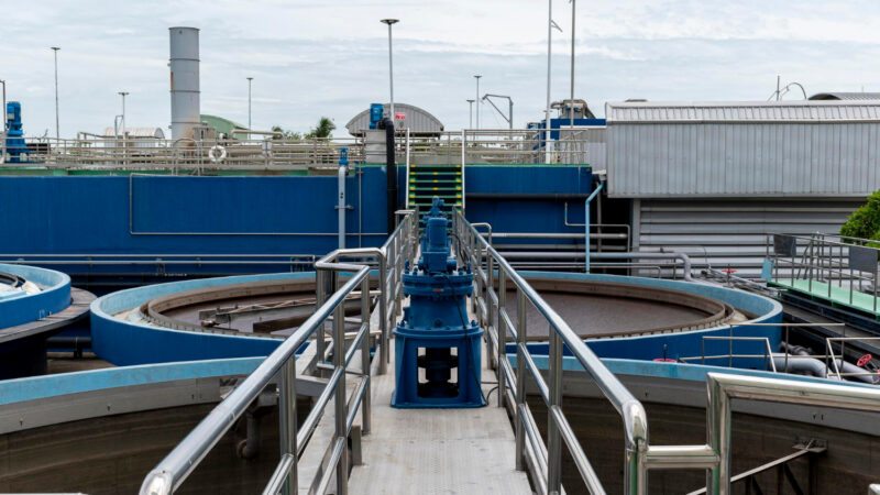 Estação de Tratamento de água para uso industrial: etapas, normas e impactos na produtividade
