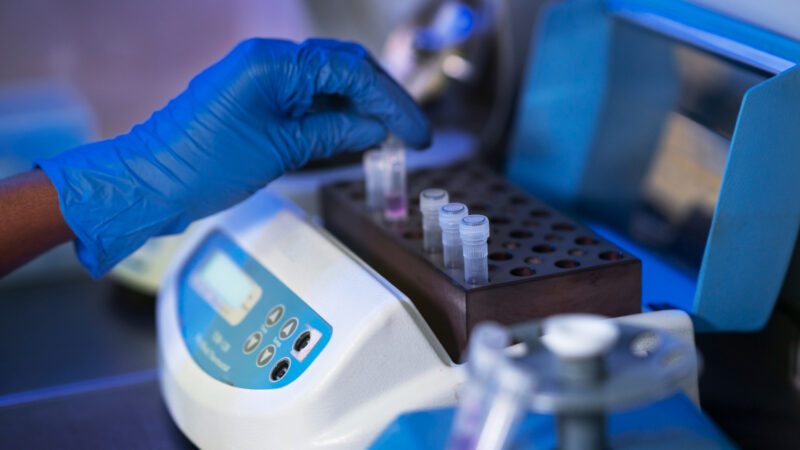 Espectrofotômetro de laboratório: principais tipos, diferenças e aplicações