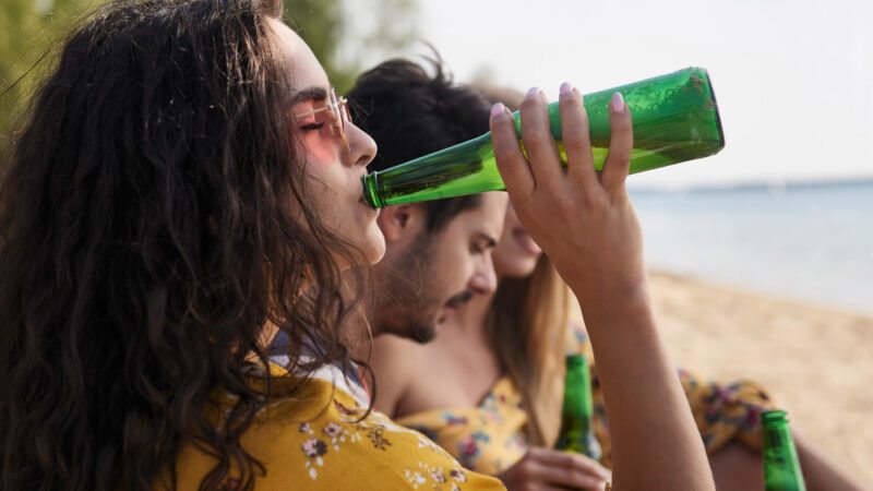 Como descobrir novos rótulos e marcas de bebidas refrescantes para saborear no verão?