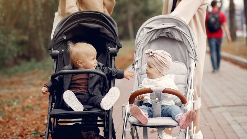 Qual a diferença entre carrinho, moisés e bebê conforto? Entenda a função de cada um