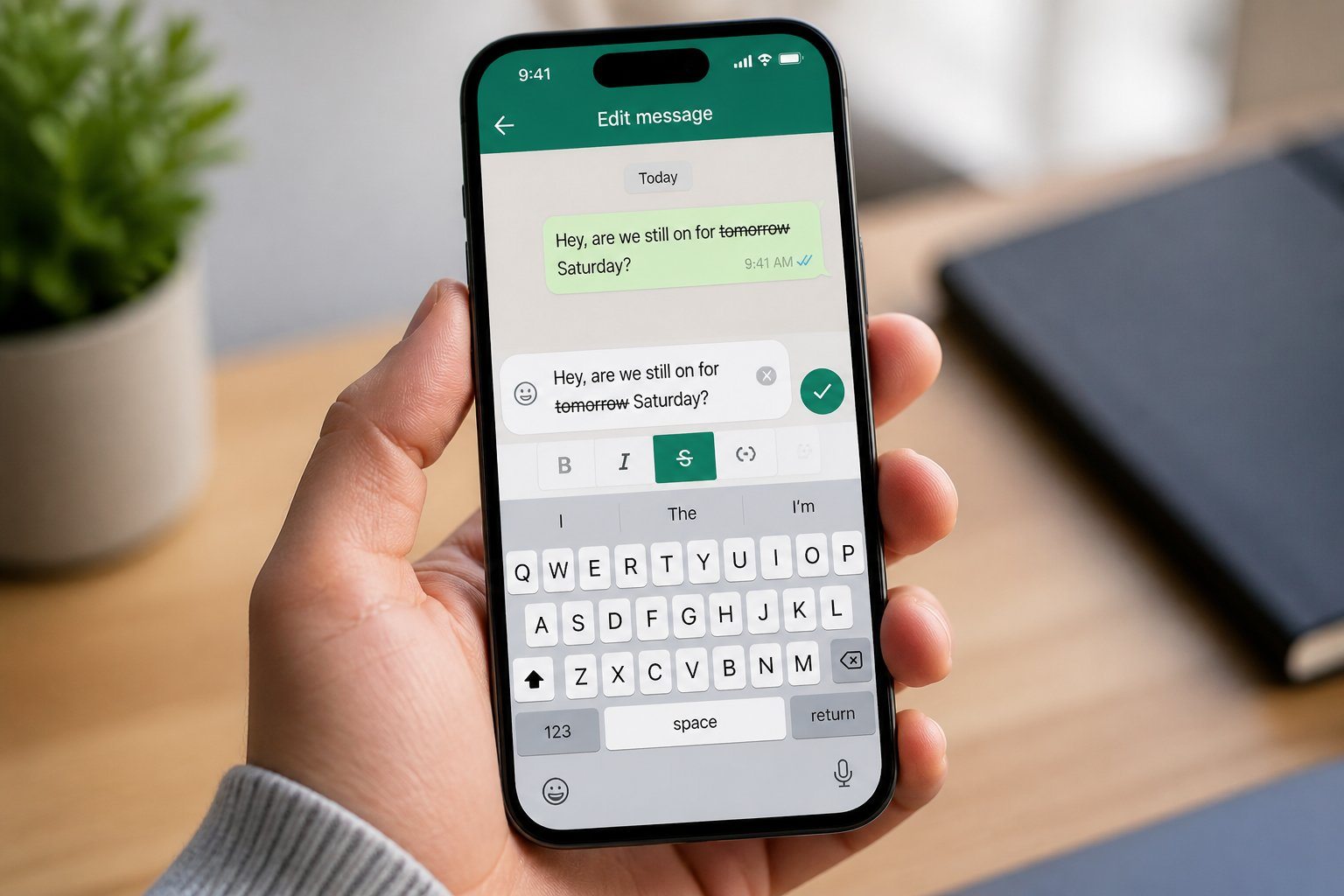 Pessoa segurando um smartphone com a tela do WhatsApp aberta, mostrando uma palavra riscada em uma mensagem.